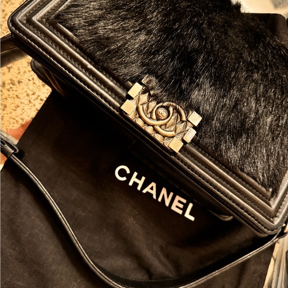 Chanel Rabbit Fur-Trimmed Lambskin Medium Boy Flap Bag - Picture 5 of 9